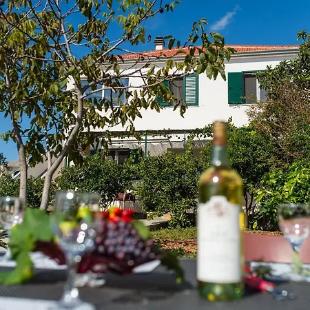 Villa Sahara House With Two Apartments